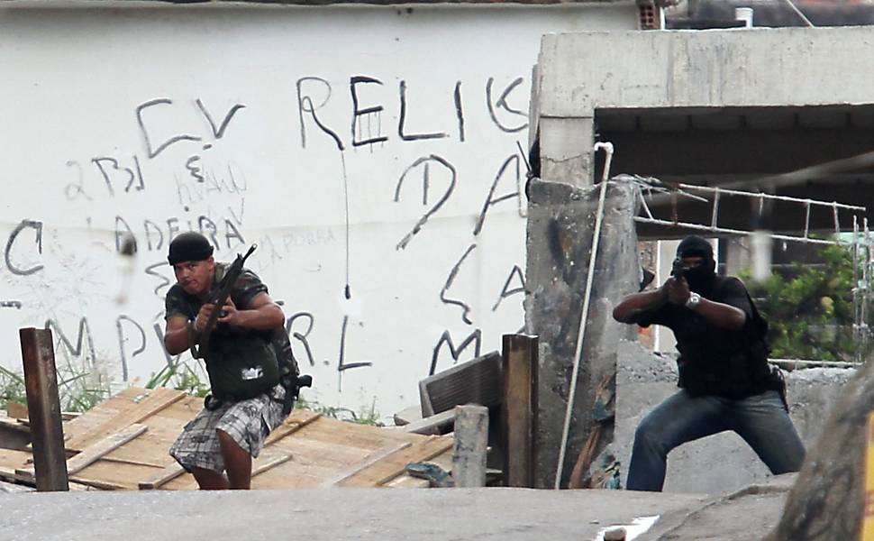 Traficantes armados durante operação na favela Grota Leia Mais