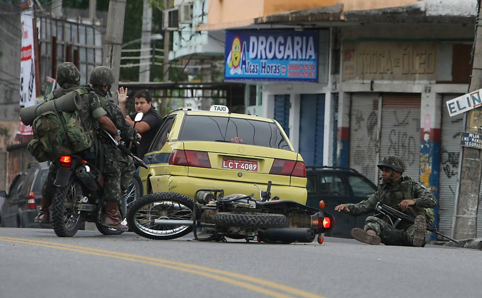 Soldados durante operação na favela Nova Brasília Leia Mais