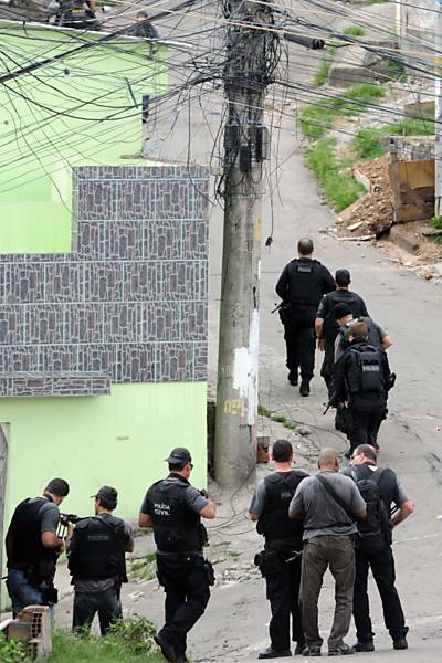 Policiais do BOPE durante operação na Vila Cruzeiro Leia Mais