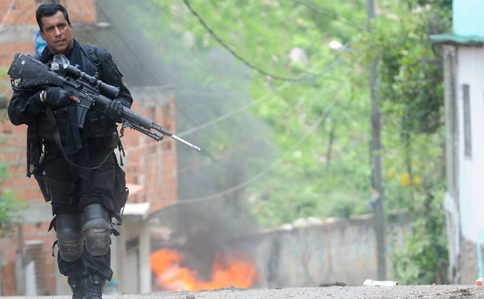 Policial do BOPE durante operação na favela Vila Cruzeiro Leia Mais