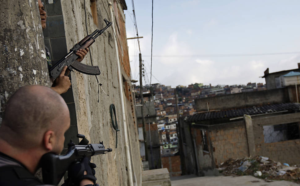 Policial toma posição durante tomada do Complexo do Alemão Leia mais