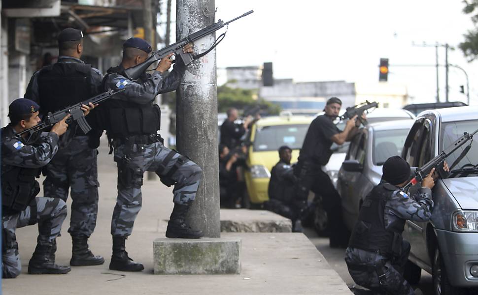 Policiais tomam posição durante tomada do Complexo do Alemão Leia mais