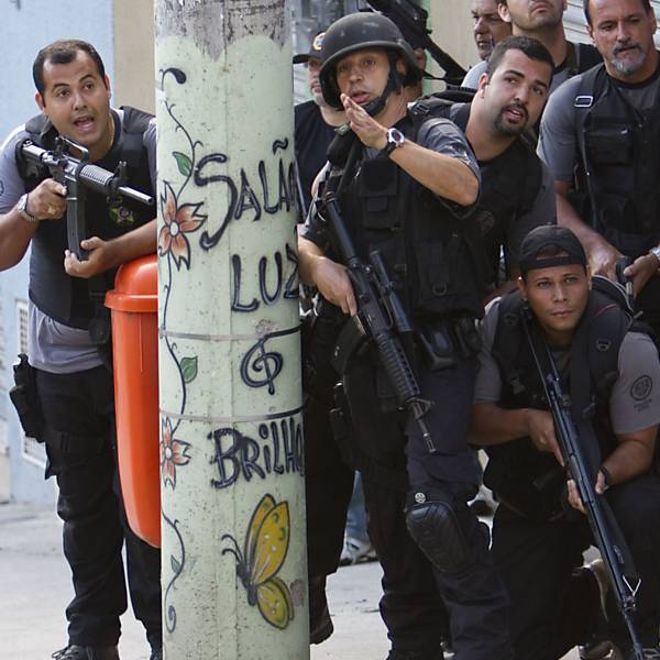 Policiais tomam posição durante tomada do Complexo do Alemão Leia mais