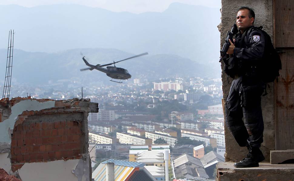 Policial toma posição durante invasão ao Complexo do Alemão Leia mais