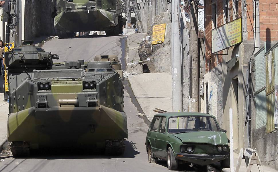 Tanques do exército andam pelas ruas do Complexo do Alemão Leia mais