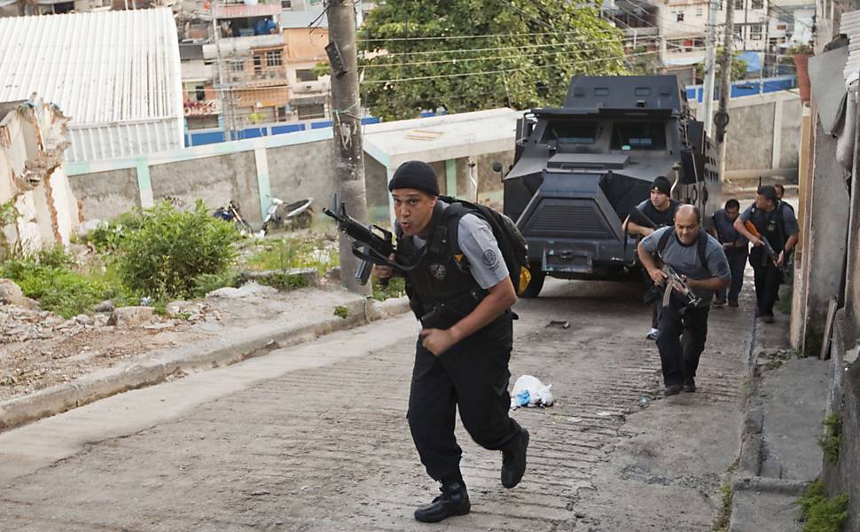 Homens da PM do Rio entram no Complexo do Alemão Leia mais