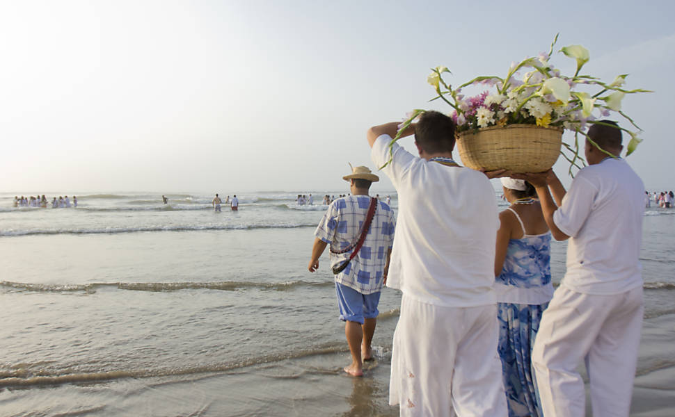 Devotos levam oferendas ao mar durante a Festa de Iemanjá, na Praia Grande, litoral paulista Leia Mais