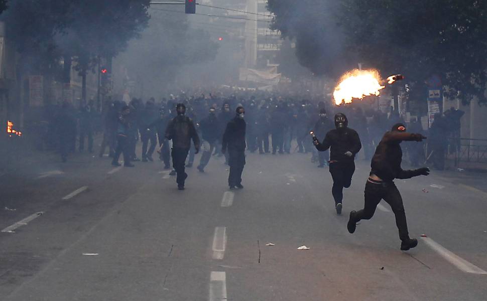 Manifestantes arremessam coquetéis molotov em policiais, em Atenas Leia Mais