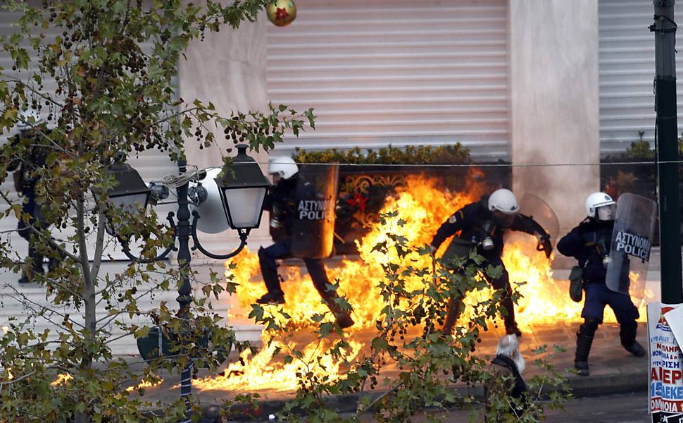 Policiais tentam escapar de fogo causa por coquitéis molotov jogados pelos manifestantes Leia Mais