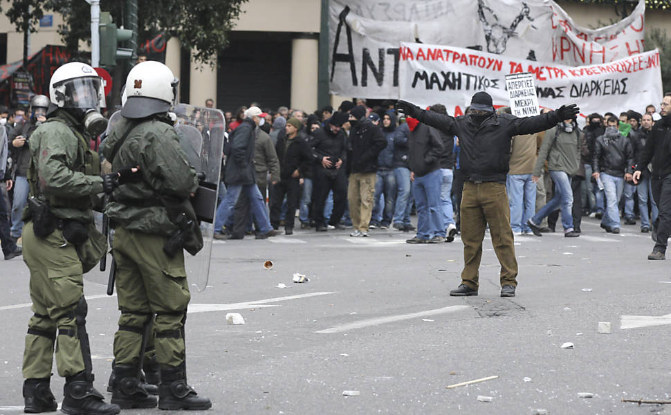 Manifestante ameaça policial em rua de Atenas, Grécia Leia Mais