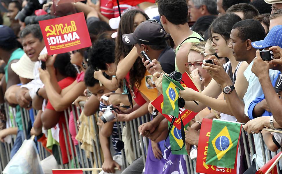 População aguarde em frente ao Palácio do Planalto, debaixo de chuva, a posse da presidente Dilma Rousseff
