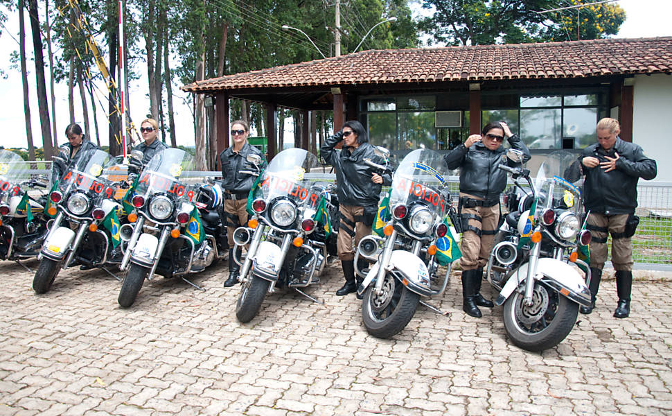 Batedoras da Policia Rodoviária Federal, que acompanharão a presidente eleita Dilma Rousseff até o Congresso Nacional, aguardam na Granja do Torto a saída de Dilma