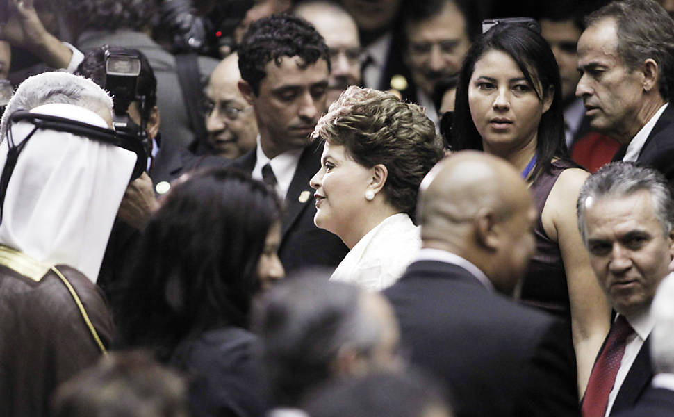 A presidente eleita, Dilma Rousseff, cumprimenta chefes de estado enquanto caminha para a cerimônia de posse no Congresso Nacional
