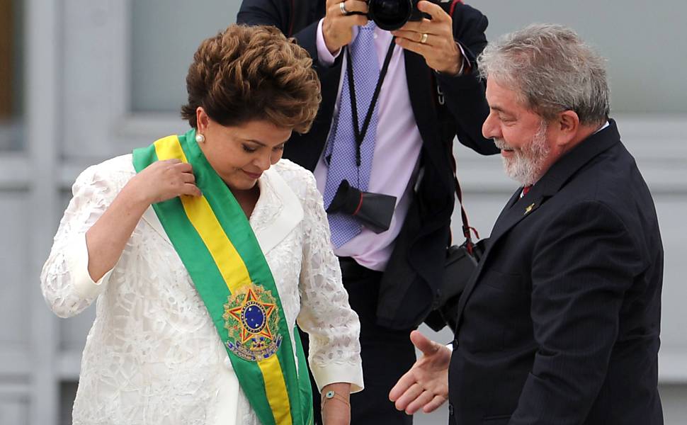 A presidente eleita, Dilma Rousseff, recebe do presidente Lula, a faixa presidencial no palácio do Planalto, em Brasília