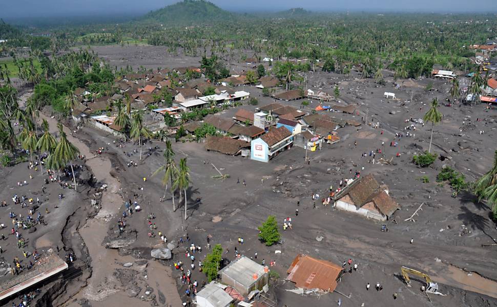 Cinzas do vulcão Merapi cobrem casas de Yogyakarta, em Java; cerca de 300 pessoas morreram desde outubro