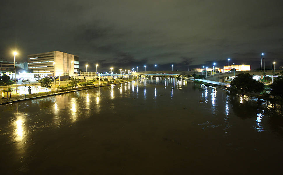 Rio Tietê transbordou durante a madrugada Leia Mais