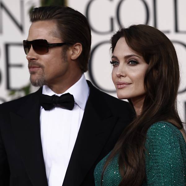O casal Angelina Jolie e Brad Pitt chegam ao evento de premição do Globo de Ouro  Leia Mais