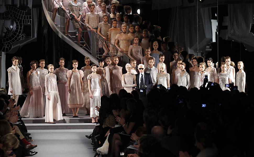 Lagerfeld posa com modelos no encerramento do desfile da Chanel em Paris
