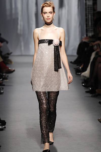 Modelo usa criação do estilista alemão Karl Lagerfeld para a grife Chanel apresentada em Paris