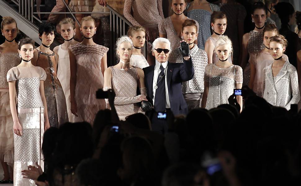 Lagerfeld posa com modelos no encerramento do desfile da Chanel em Paris