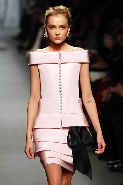 Modelo usa criação do estilista alemão Karl Lagerfeld para a grife Chanel apresentada em Paris