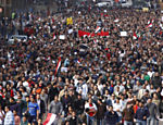 Grupos de manifestantes deslocam-se pelo centro do Cairo. Inspirados pela Revolução do Jasmin, que derrubou o ditador da Tunísia Zine el Abidine Ben Ali após 23 anos no poder, milhares de jovens tomaram as ruas de diversas cidades do Egito exigindo a renúncia do ditador Hosni Mubarak, há 30 anos no comando do país Leia mais