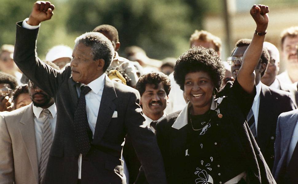 Nelson Mandela, acompanhado por sua então mulher, Winnie Mandela, ao ser libertado após 27 anos de prisão, na Cidade do Cabo