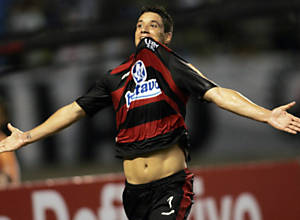 Thiago Neves comemora o seu primeiro gol com a camisa do Flamengo