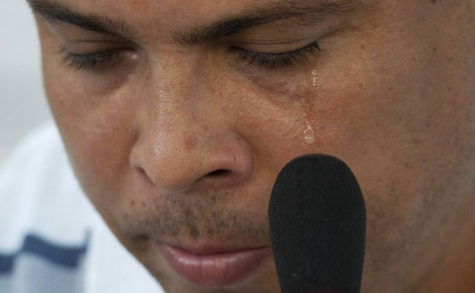 Ronaldo chorou várias vezes ao anunciar o fim da carreira nos campos Leia Mais