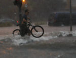 Ciclista tenta passar por ponto de alagamento na av. Henrique Schaumann com av. Brasil (região de Pinheiros) durante forte chuva na cidade Leia mais