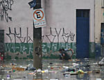 Lixo é arrastado em ponto de alagamento na região do Baixada do Glicério, região central de São Paulo