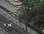 Trens da CPTM ficam ilhados e passageiros andam pelos trilhos após forte chuva afetar toda a cidade de São Paulo Leia Mais