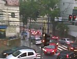 Carros tentam fugir de alagamento pela contramão, na esquina da rua Cardel Arcoverde com a rua Oscar Freire  Leia Mais