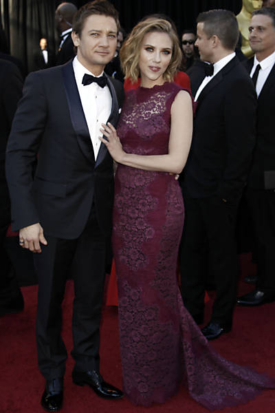 O ator Jeremy Renner e a atriz Scarlett Johansson chegam para a cerimônia do Oscar