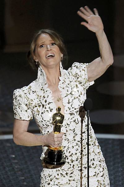 Atriz Melissa Leo emociona-se ao receber o prêmio de melhor atriz coadjuvante pelo filme "O Vencedor"  Leia Mais