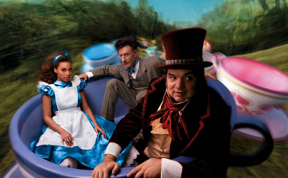 Os cantores Beyoncé e Lyle Lovett e o ator Oliver Platt posam como os personagens do filme "Alice no País das Maravilhas", da Disney; fotografia feita por Annie Leibovitz em 2007 faz parte de série comemorativa da Disney