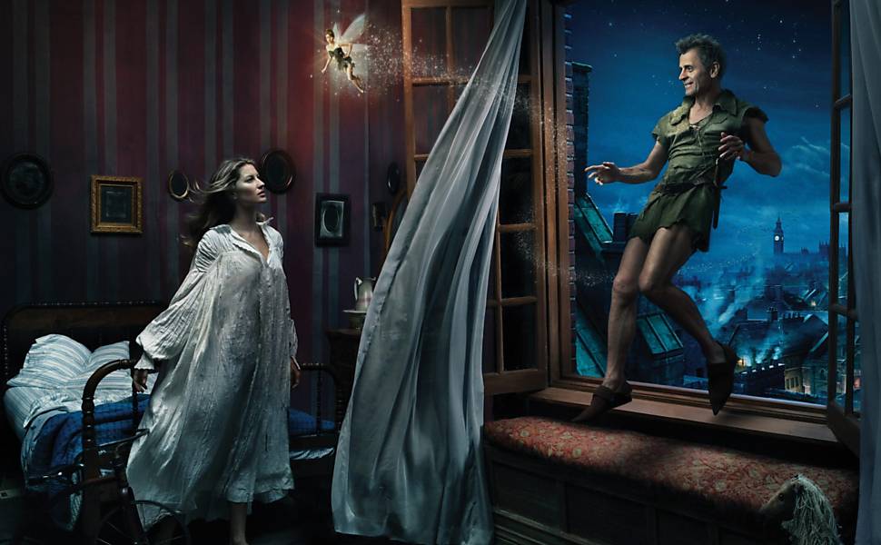 A modelo Gisele Bündchen, a atriz Tina Fey e o bailarino Mikhail Baryshnikov posam como personagens do filme "Peter Pan", da Disney; fotografia feita por Annie Leibovitz em 2007 faz parte de série comemorativa da Disney