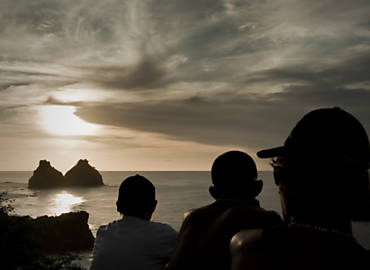 Turistas observam o pr do sol no mirante do Boldr, em Fernando de Noronha (PE)