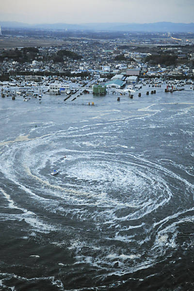 Tsunami formou enorme redemoinho perto de um porto em Oarai, Ibaraki Leia mais