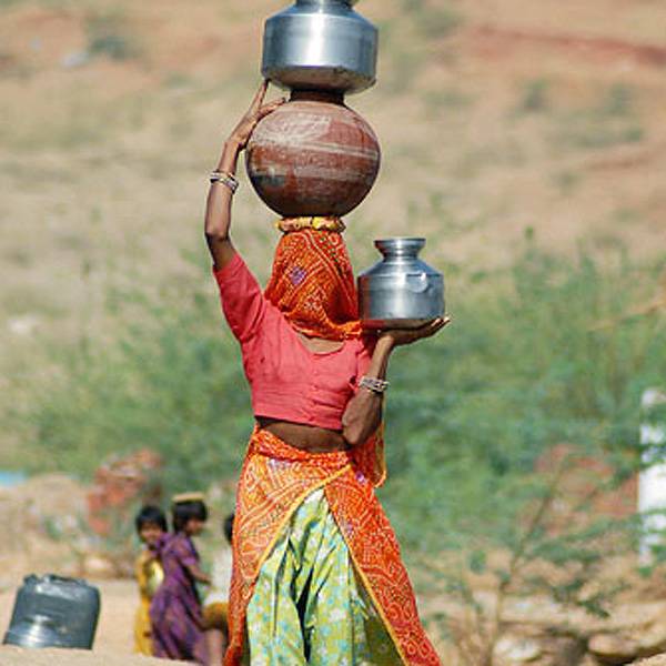 Mulher caminha em média dois quilômetros, todos os dias, para obter água em vila indiana Leia mais