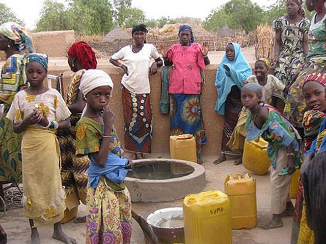 O Níger é um dos países mais secos da África subssaariana; mulheres e crianças tiram água de poço Leia mais
