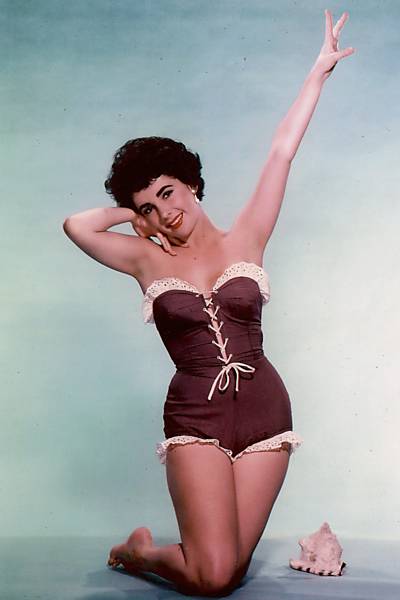 A atriz Elizabeth Taylor em foto publicitária Leia Mais