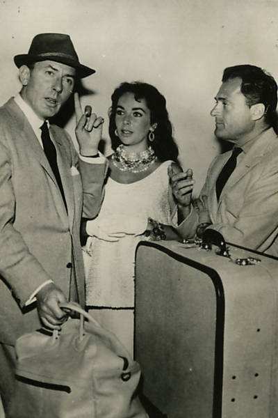 Elizabeth Taylor e seu então marido, Michael Todd, são fotogrados no aeroporto de Nice, na França, ao lado de Michael Wilding, ex-marido da atriz Leia Mais