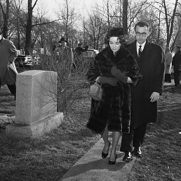 Elizabeth Taylor, acompanhada pelo dr. Rexford Kennamer, caminha pelo cemitério de Waldheim, em Chicago (EUA) Leia Mais