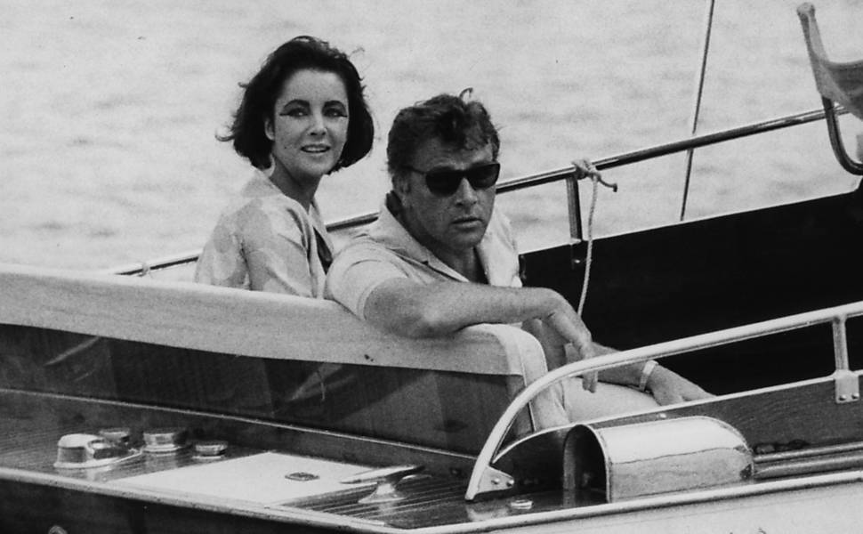 Acompanhada por Richard Burton, Liz chega à cidade de Porto d'Ischia, no golfo de Nápoles, na Itália Leia Mais