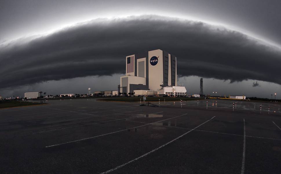 Nuvem escura cobre o Centro Espacial Kennedy, na Flórida (EUA); tornados atingiram a região central do Estado Leia Mais