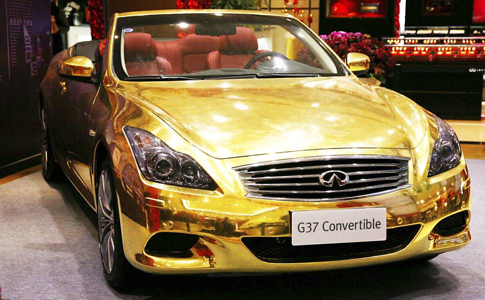 Após ser rebocado pela polícia, um modelo Infiniti G37 banhado a ouro volta a ser exposto por joalheria em Nanquim (China)