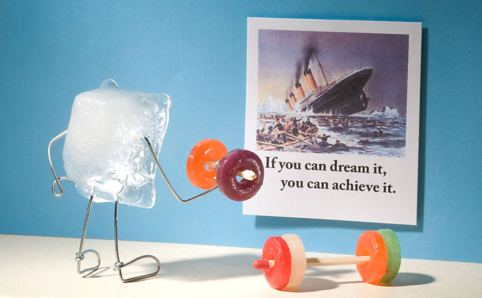 O artista americano Terry Border criou uma série de imagens cômicas em que imagina objetos do cotidiano em situações inusitadas. Na imagem, que se chama "Sonhos de um cubo de gelo", uma pedra de gelo fisiculturista sonha com a força do iceberg que atingiu o navio Titanic Leia Mais