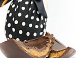Ovo de chocolate francês Valrhona meio amargo (53% cacau), da Pecadille, vem com recheio de chocolate branco caramelizado e um toque de flor de sal, embalado em tecido Saiba Mais