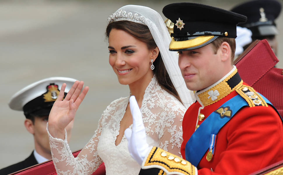 Príncipe William e Kate Middleton acenam para multidão na saída da abadia de Westminster Veja mais fotos